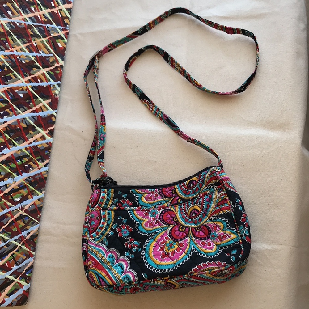 Vera Bradley crossbody bag. Floral Fun Sporty lil gal. NWOT “CHN” monogram - Picture 4 of 6